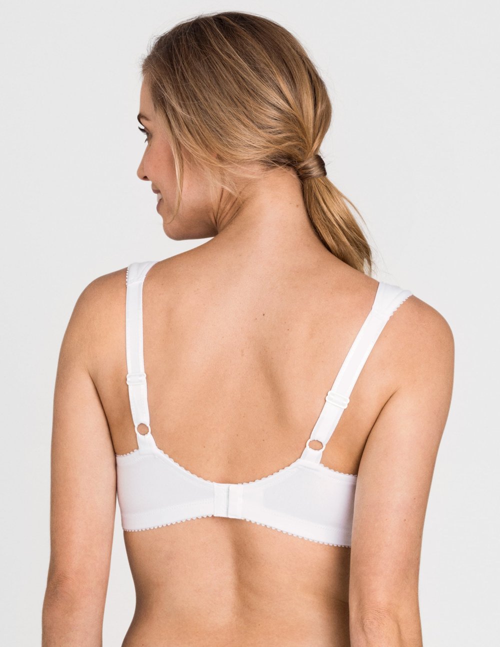 Vue de dos d'une femme portant le soutien-gorge sans armatures en coton blanc Star Miss Mary à bretelles réglables.