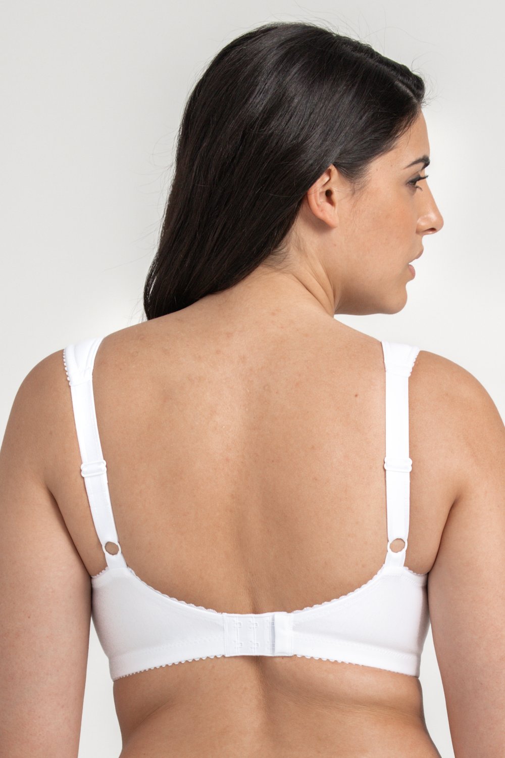 Vue de dos d'une femme portant le soutien-gorge sans armatures blanc Star de Miss Mary aux larges bretelles réglables.