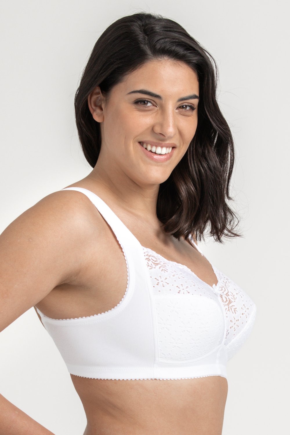 Femme souriante portant le soutien-gorge sans armatures blanc Star en coton doux et dentelle de Miss Mary.