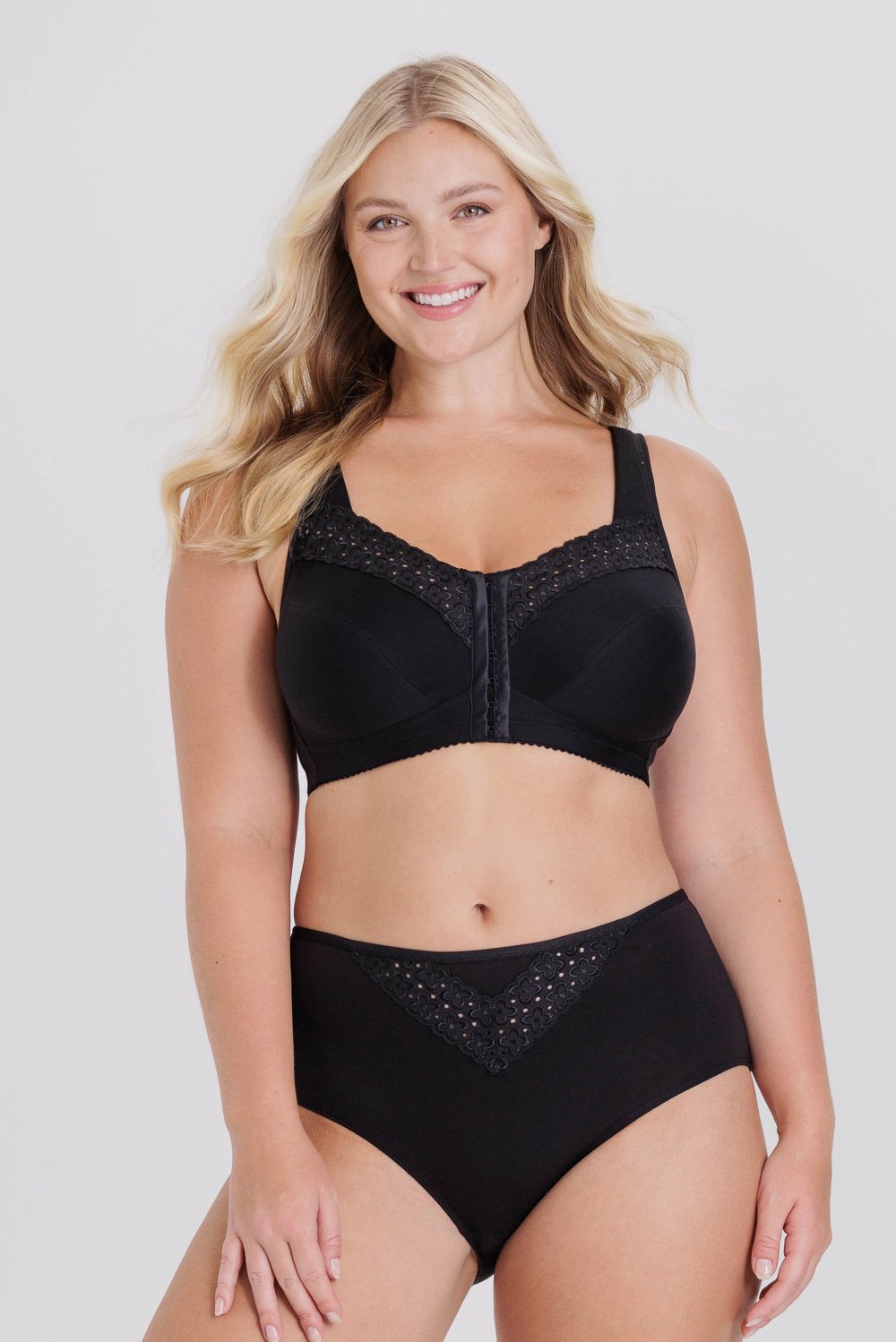 Broderie Anglaise front-closure bra