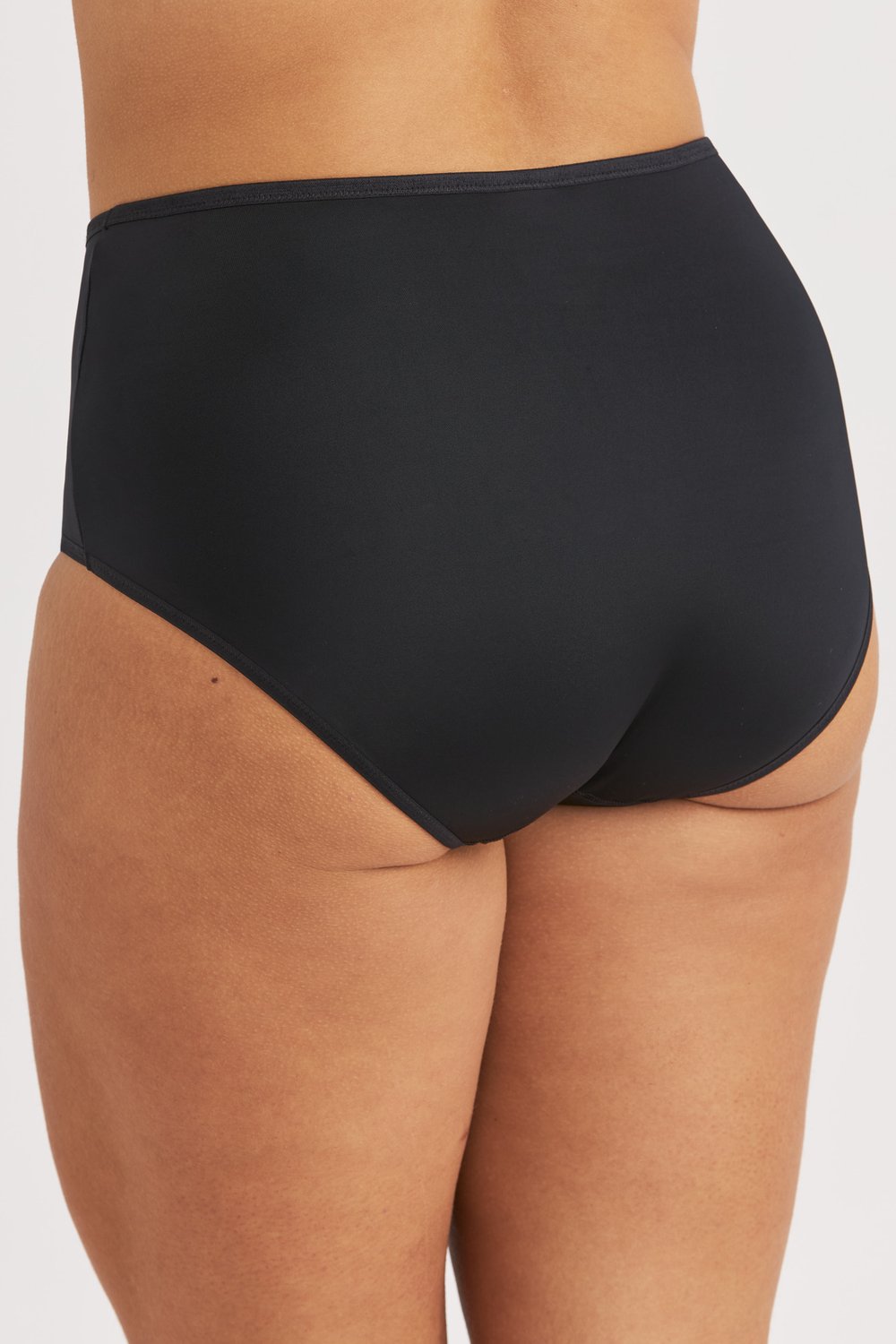 Rückansicht des schwarzen Freedom Skin-Relief Maxi-Slips von Miss Mary aus glattem Stoff mit voller Abdeckung.