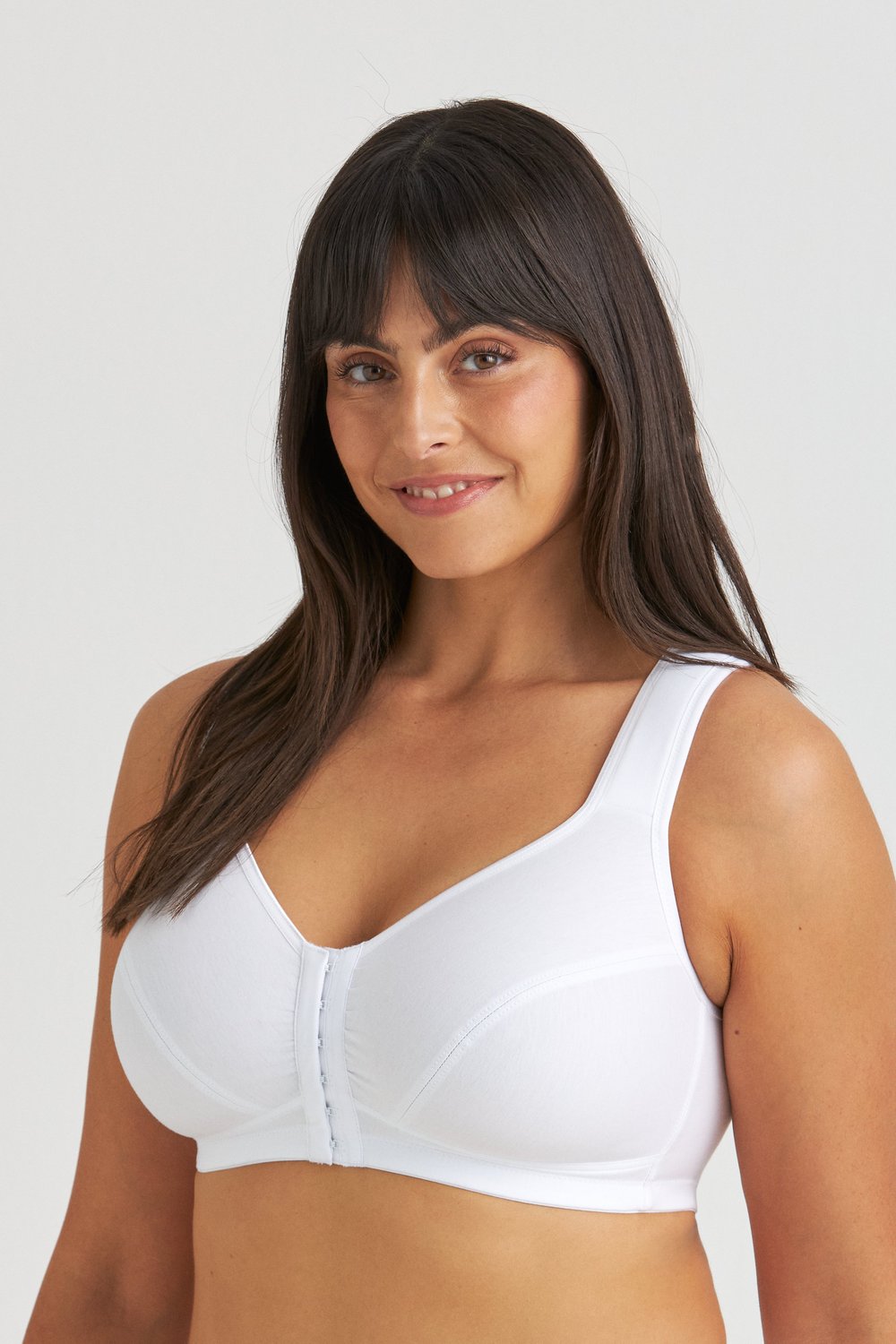 Femme souriante portant le soutien-gorge de maintien postural en coton blanc sans armatures Miss Mary avec fermeture devant.