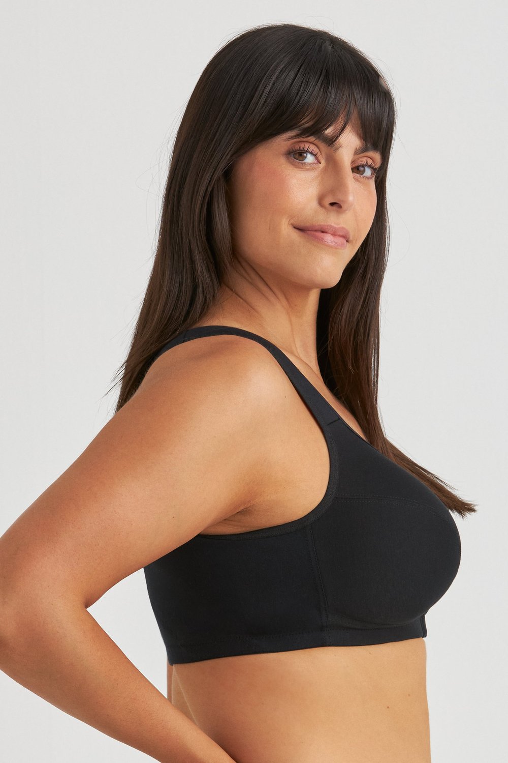 Vue de profil d'une femme portant le soutien-gorge sans armatures Cotton X-back noir Miss Mary à larges bretelles.