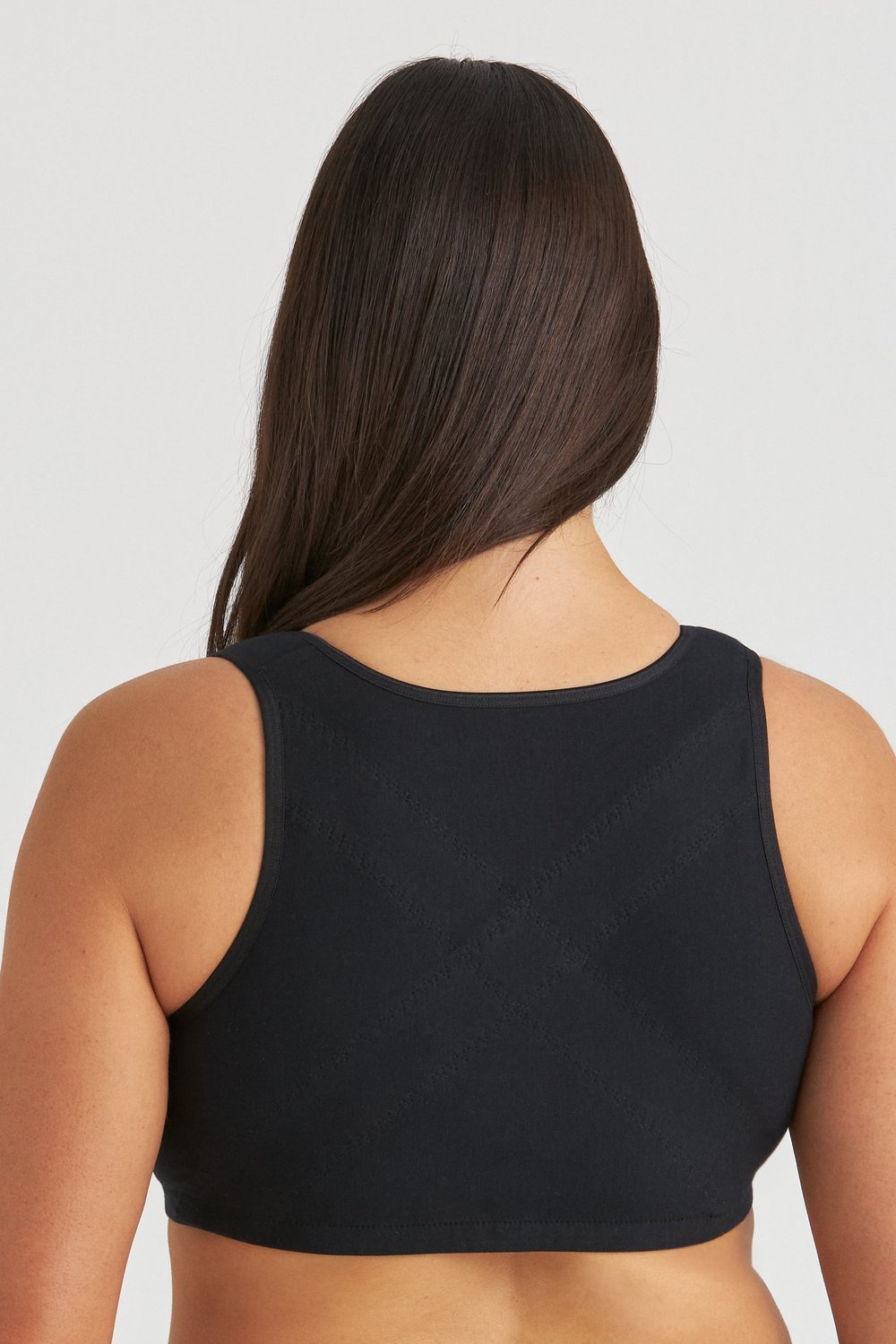 Vue de dos d'une femme portant le soutien-gorge Cotton X-back noir Miss Mary au dos croisé de maintien.