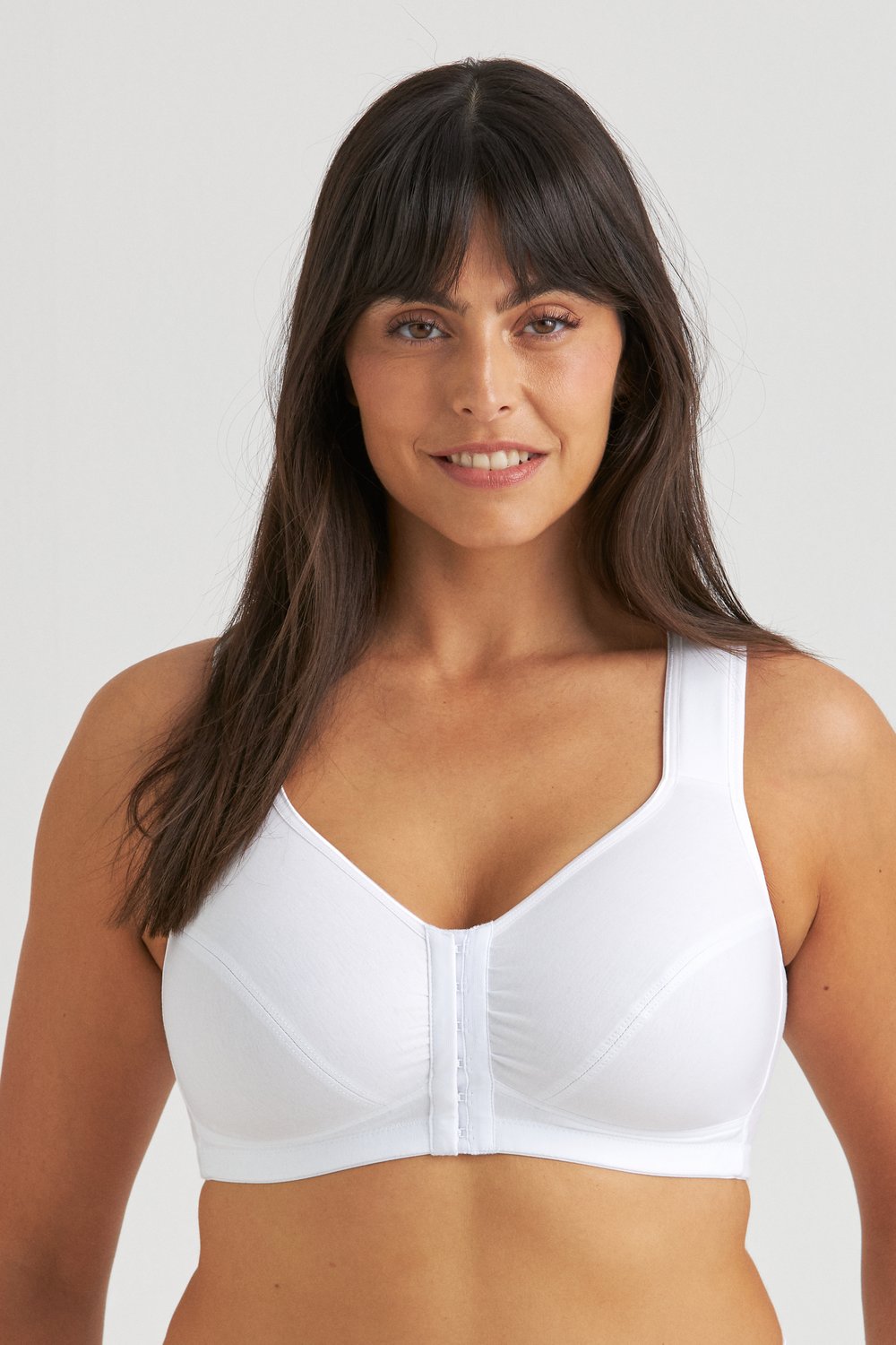 Femme portant le soutien-gorge sans armatures blanc Cotton X-back Miss Mary à fermeture devant et bretelles larges.