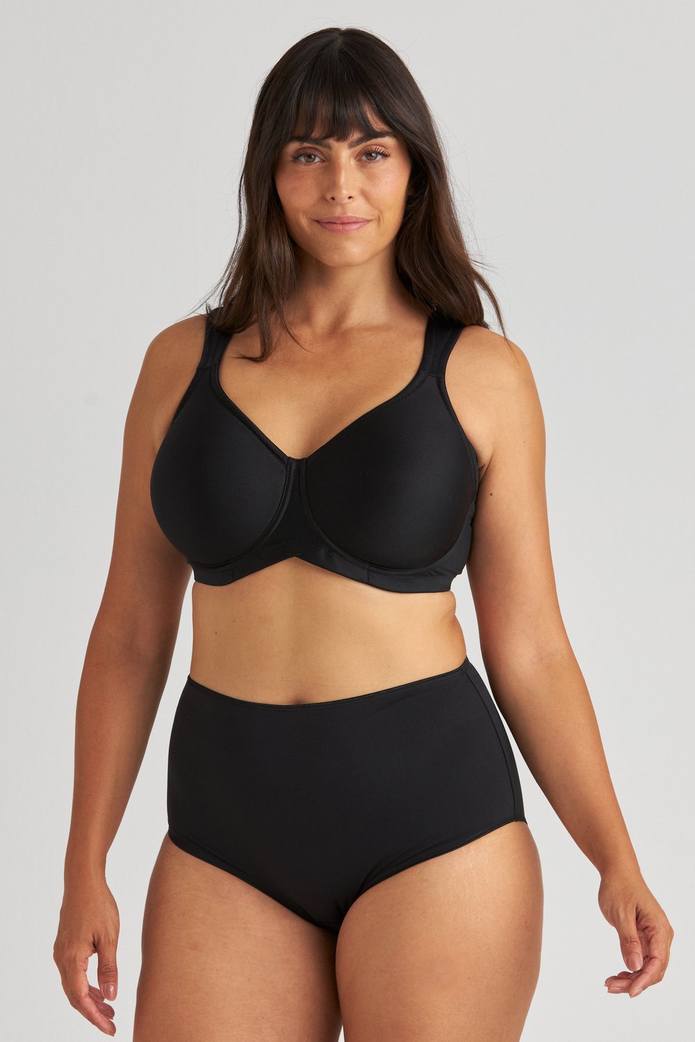 Femme portant le soutien-gorge avec armatures noir Keep Fresh Spacer Miss Mary à bretelles larges rembourrées.