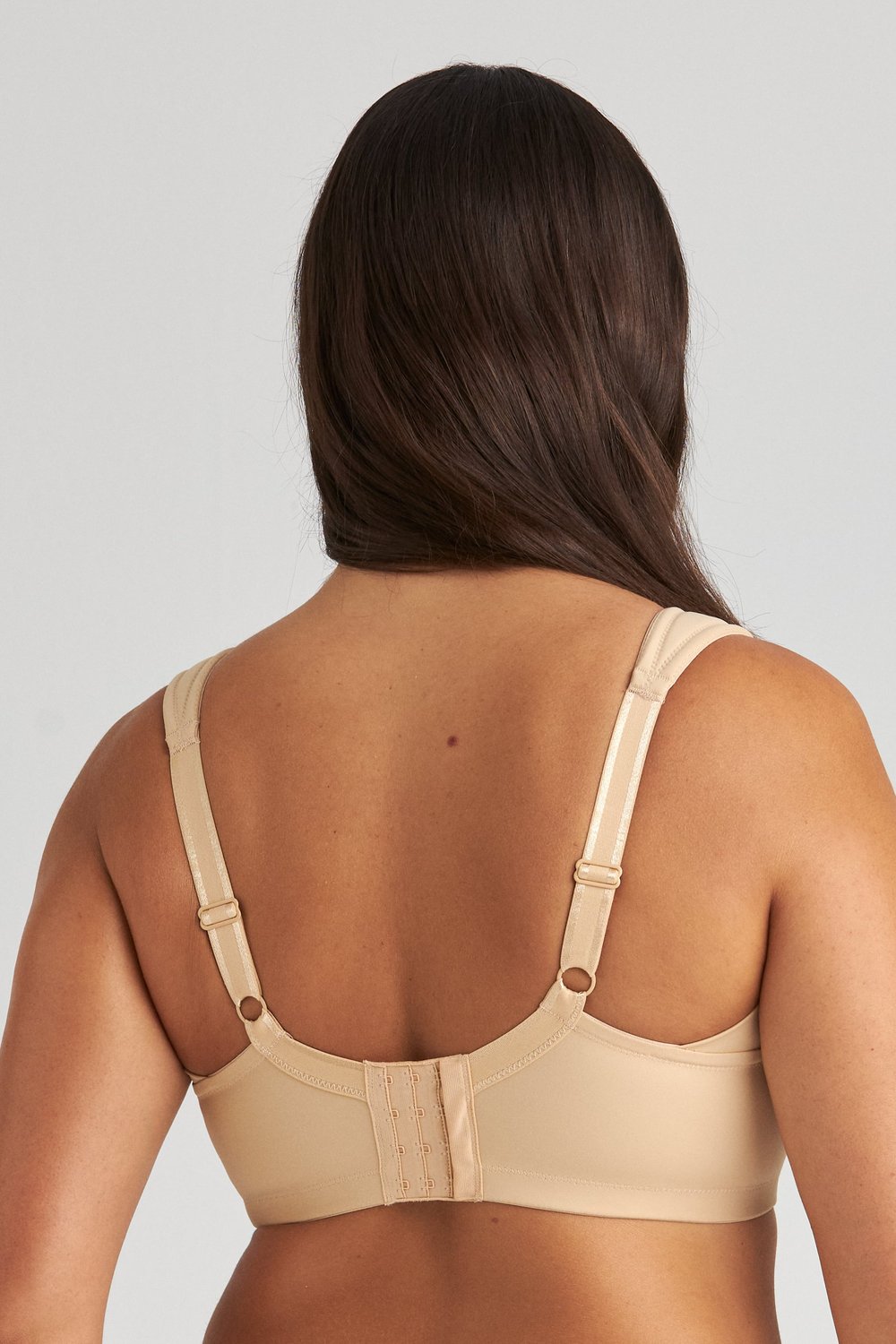 Vue de dos d'une femme en soutien-gorge avec armatures beige Keep Fresh Spacer Miss Mary aux larges bretelles réglables.