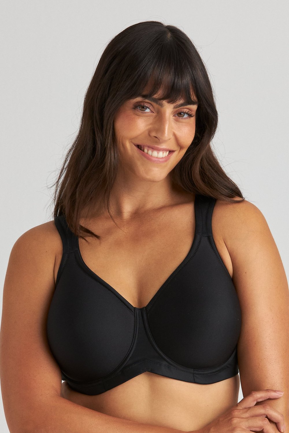 Femme souriante portant le soutien-gorge avec armatures noir Keep Fresh Spacer Miss Mary.