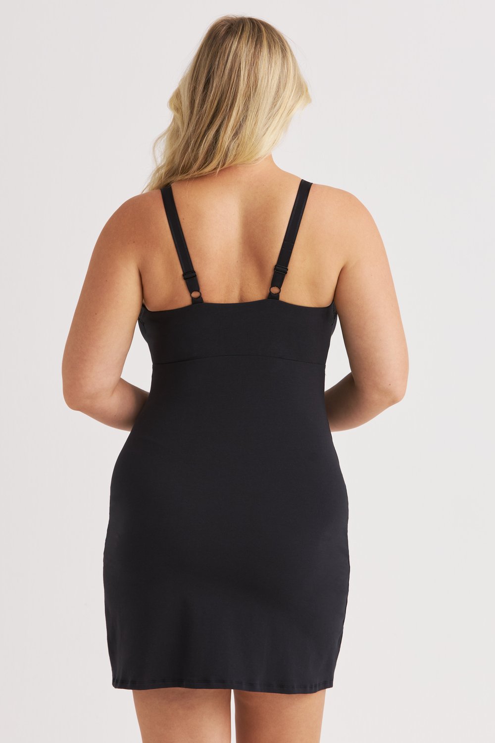 Vue de dos d'une femme portant la Lovely Lace Soft Cup nightdress noire Miss Mary à bretelles réglables.