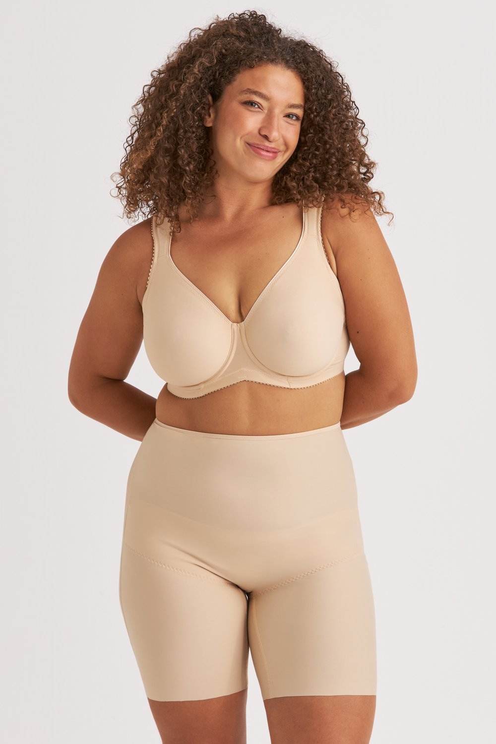 Femme souriante portant la culotte longue beige Cool Sensation Miss Mary en tissu lisse et rafraîchissant WinCool.