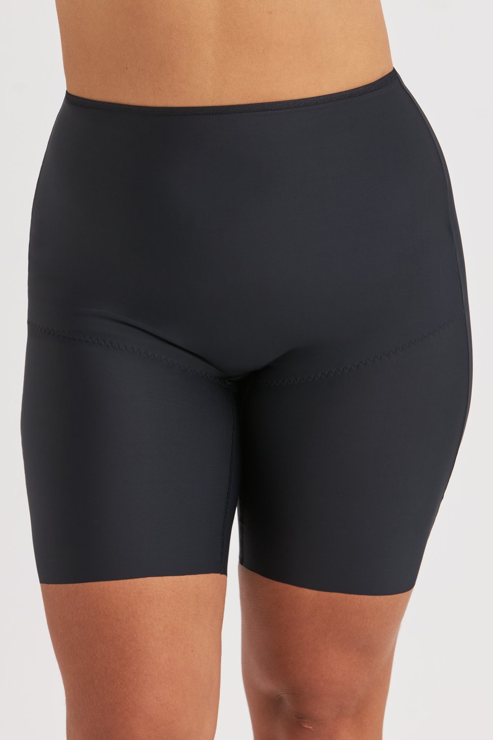 Vue de face d'une femme portant la culotte noire à jambes longues Cool Sensation Miss Mary en tissu WinCool.