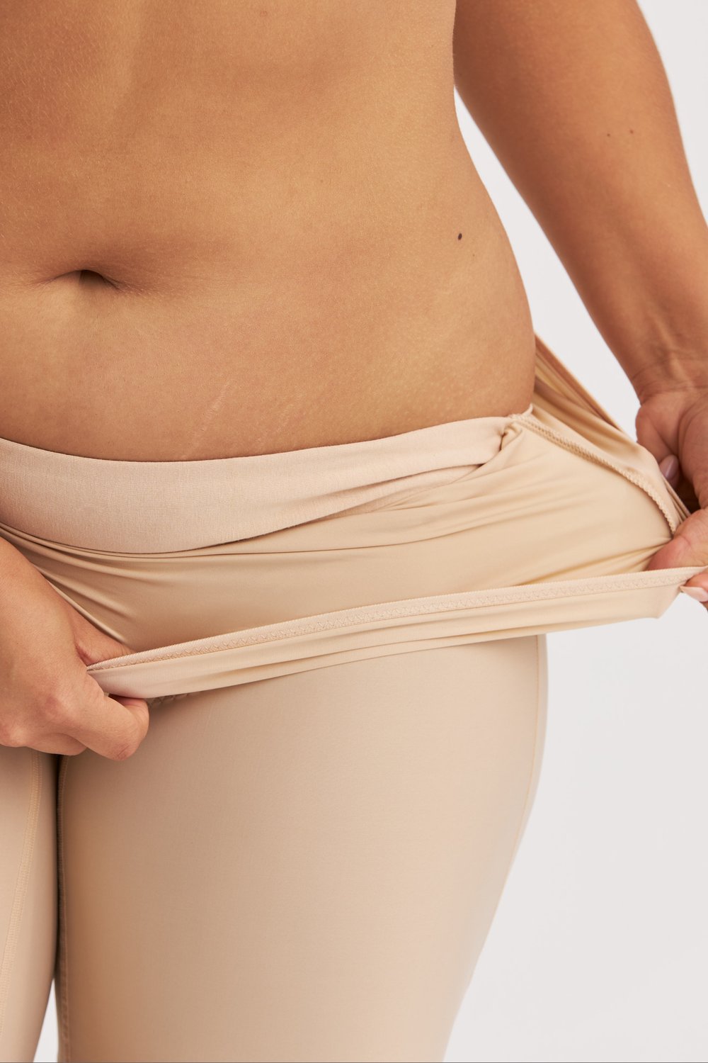 Gros plan sur la poche ventrale douce en coton de la culotte longue beige Cool Sensation Miss Mary.
