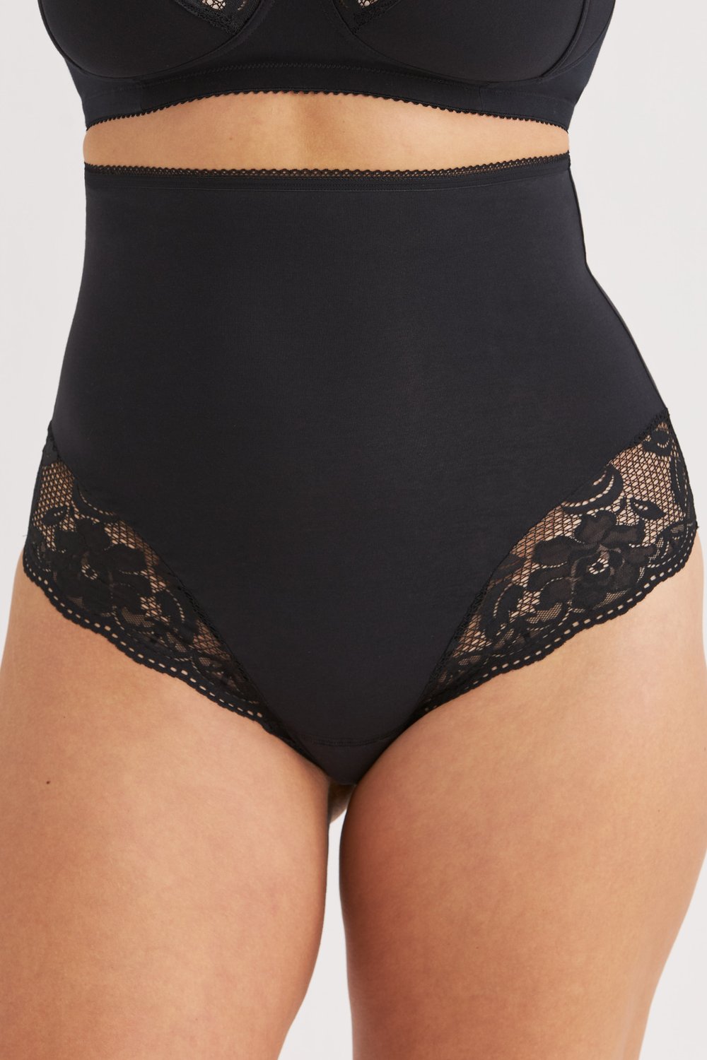Vue de face du string en coton taille haute noir Lovely Lace avec une dentelle délicate le long des cuisses.