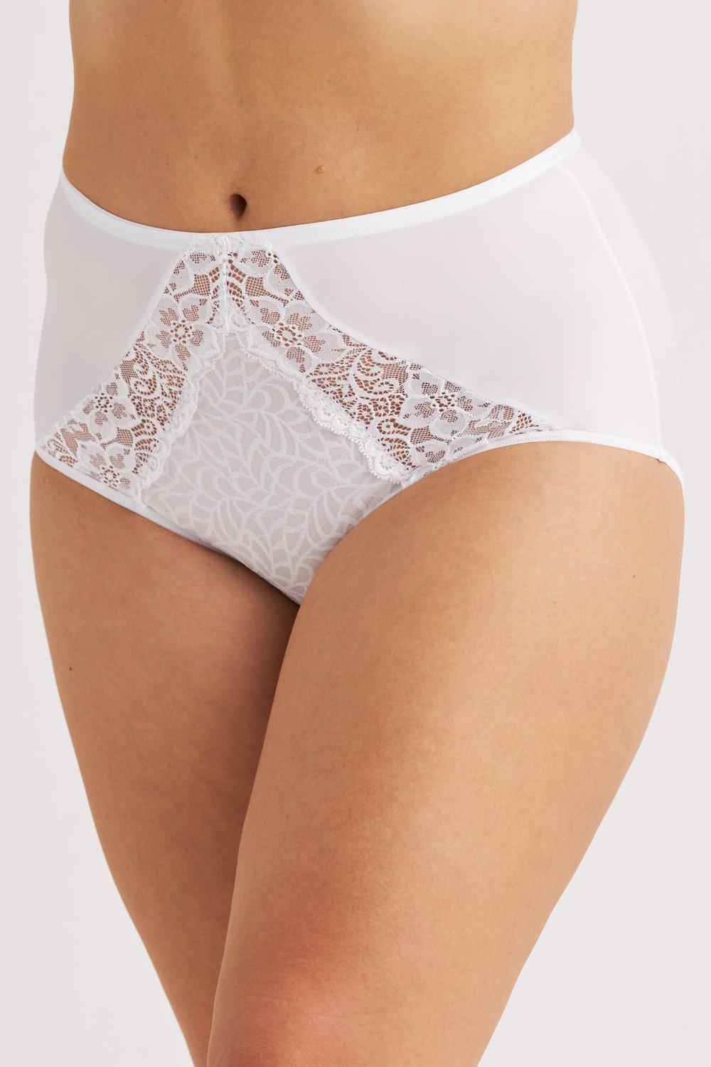 Gros plan sur une femme portant la culotte maxi blanche Floral Jacquard de Miss Mary avec dentelle décorative.