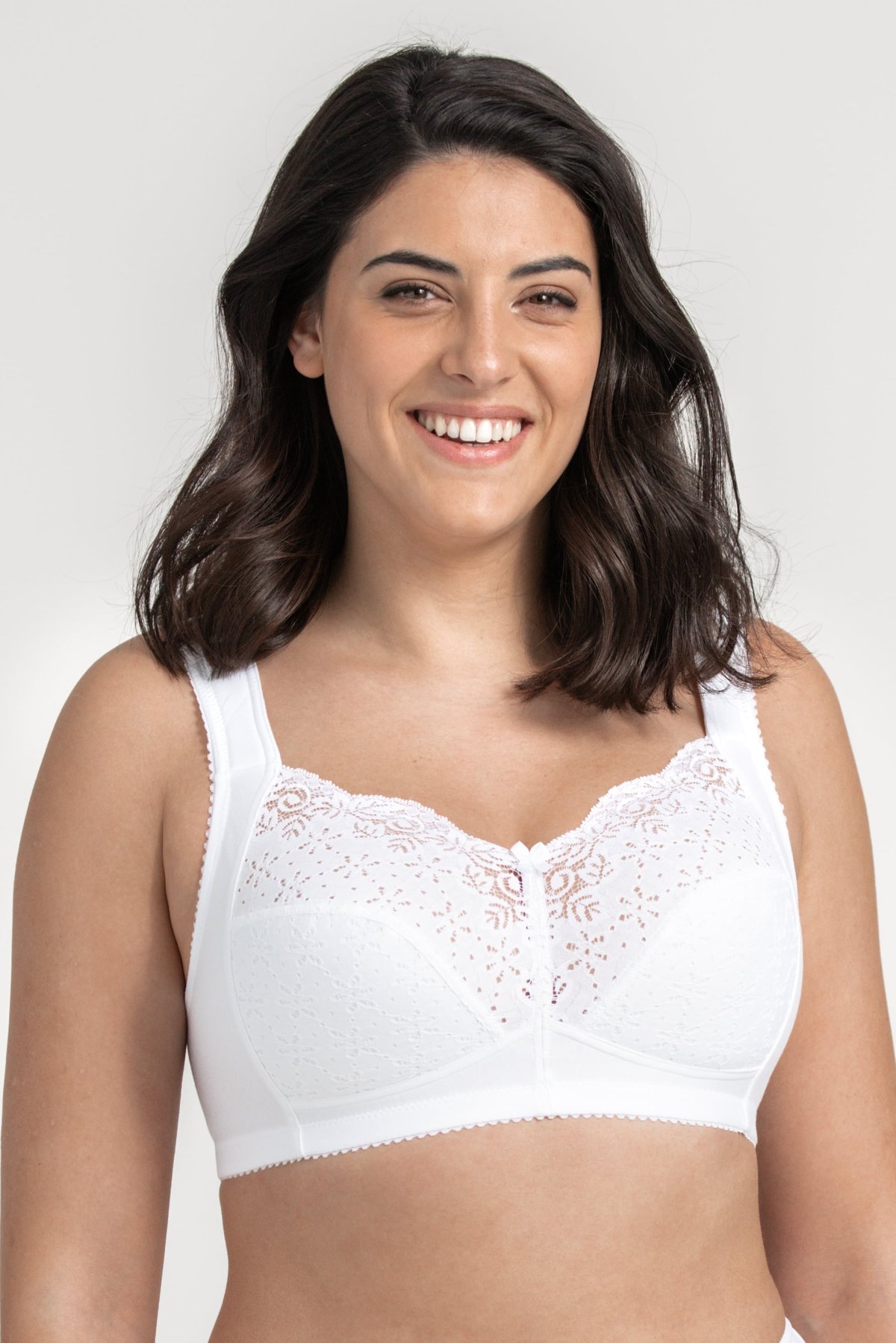 Une femme souriante portant le soutien-gorge sans armatures en dentelle Star blanc de Miss Mary.