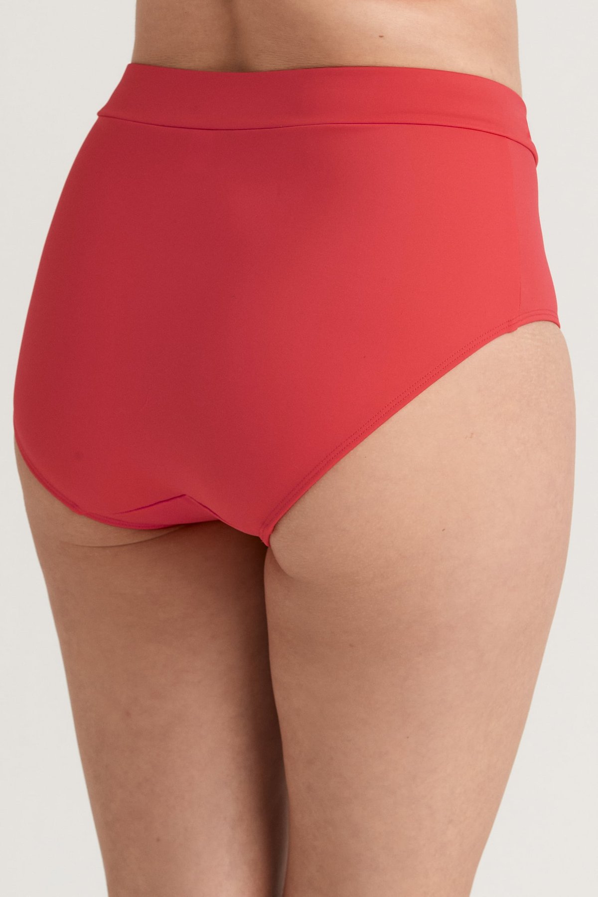 Miss Maryn korallinpunainen Maya-bikinialaosa leveällä vyötärönauhalla takaapäin katsottuna.
