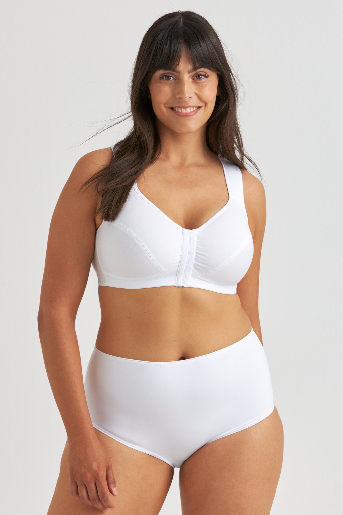 Femme souriante portant le soutien-gorge sans armatures Cotton X-back blanc Miss Mary à fermeture devant.
