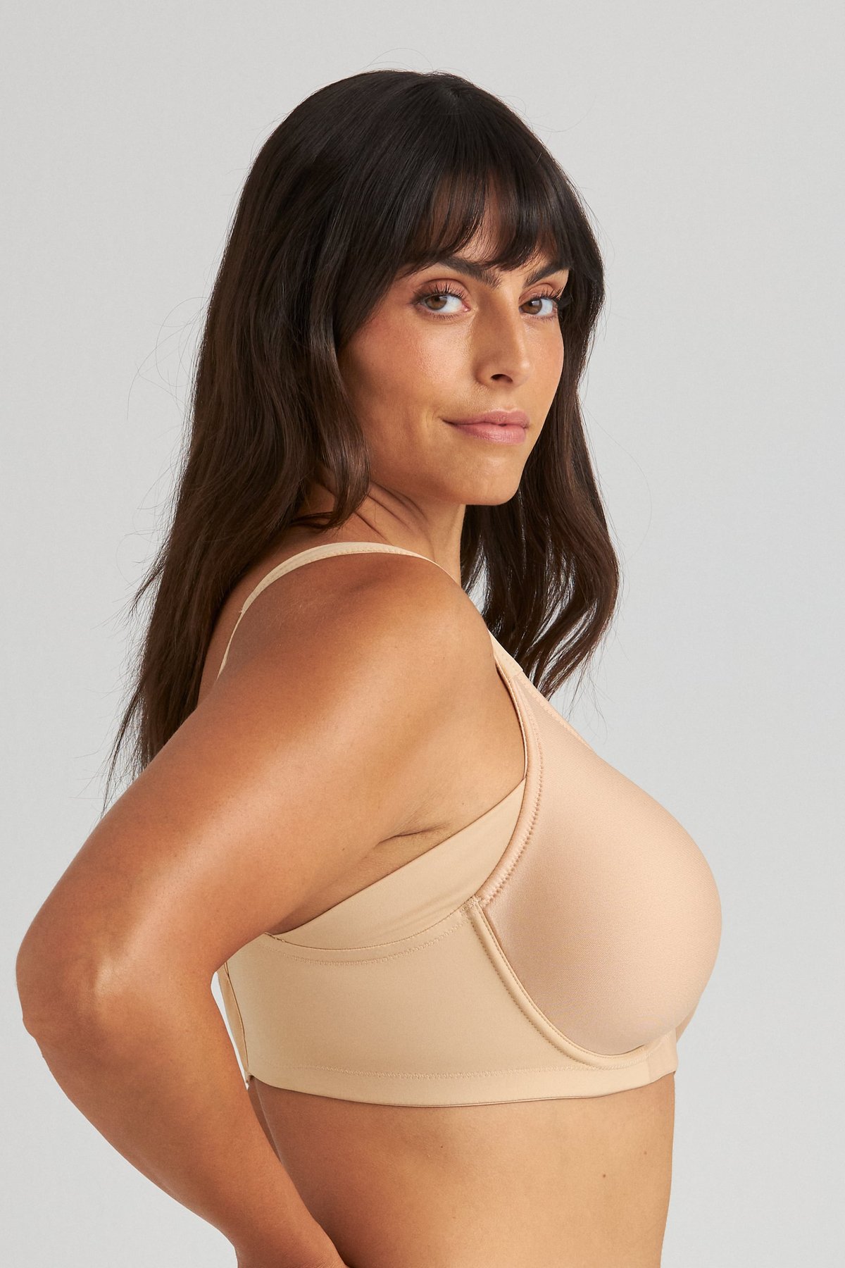 Vue de profil d'une femme portant le soutien-gorge avec armatures beige Keep Fresh Spacer Miss Mary à bonnets moulés lisses.