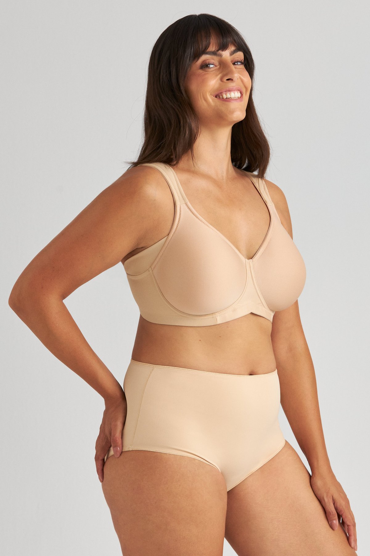 Femme souriante portant le soutien-gorge avec armatures beige Keep Fresh Spacer Miss Mary à bonnets moulés.