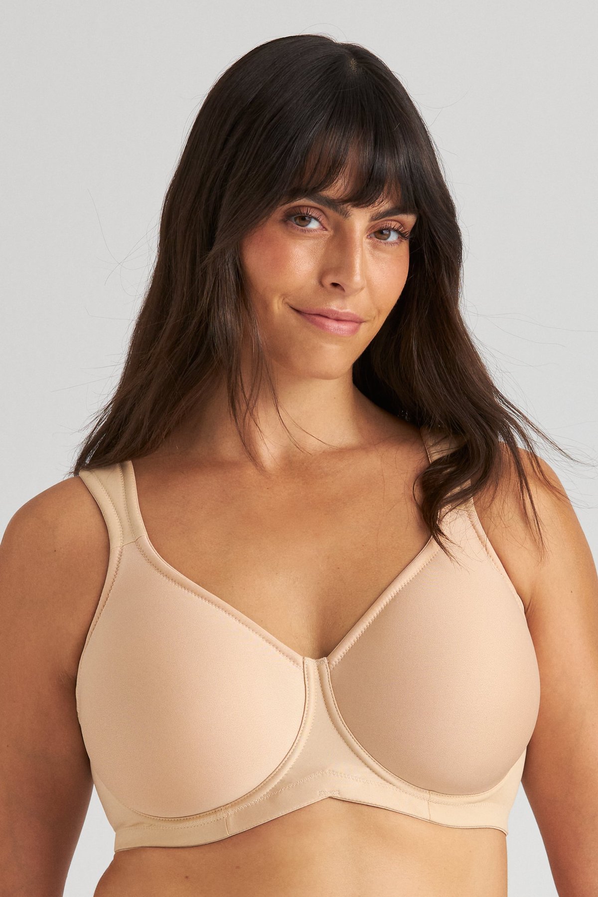 Femme souriante portant le soutien-gorge avec armatures Keep Fresh Spacer beige Miss Mary à bretelles larges rembourrées.