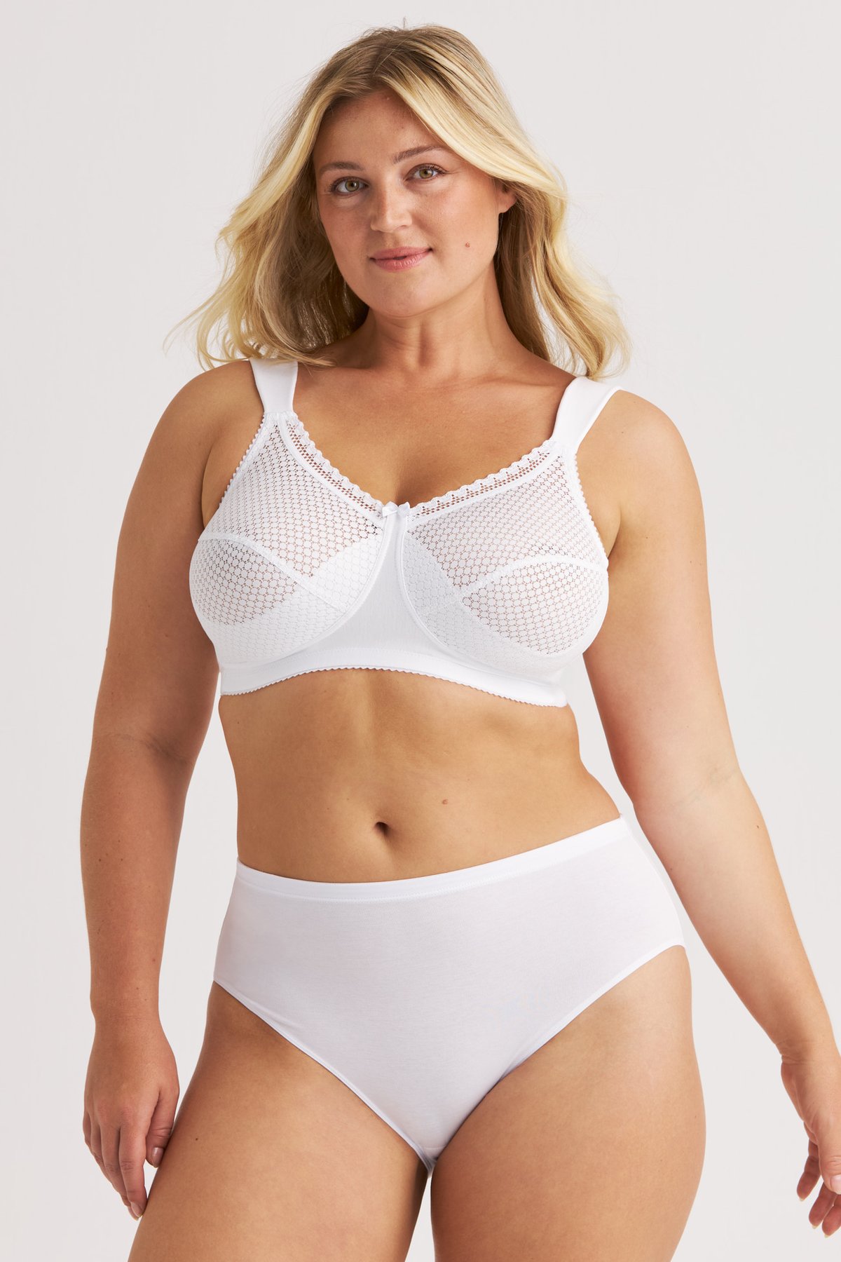 Femme portant le soutien-gorge sans armatures blanc Cotton Dots Comfort Miss Mary à bonnets texturés et larges bretelles.