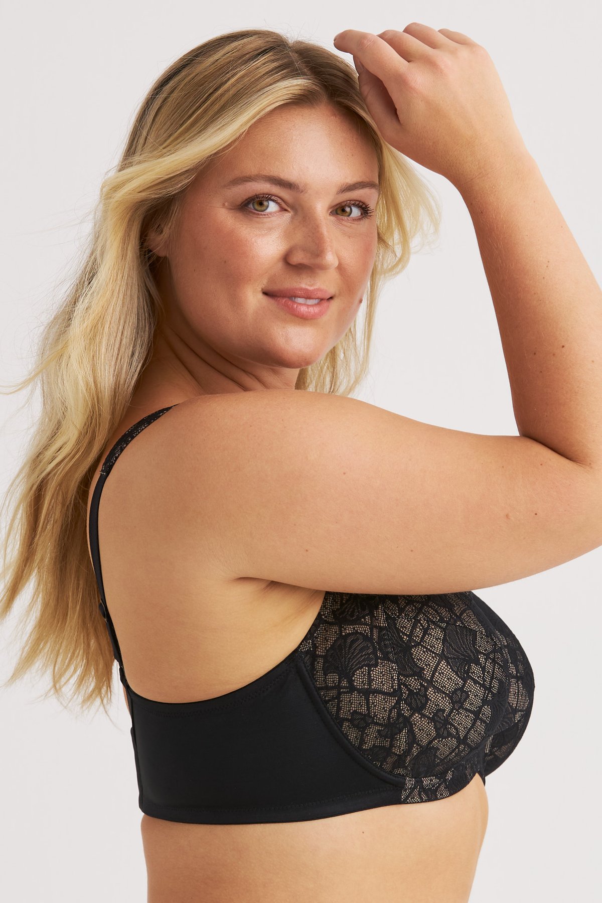 Seitenansicht einer Frau im schwarzen Miss Mary Lace Illusion Bügel-BH mit kontrastierenden Spitzenkörbchen.