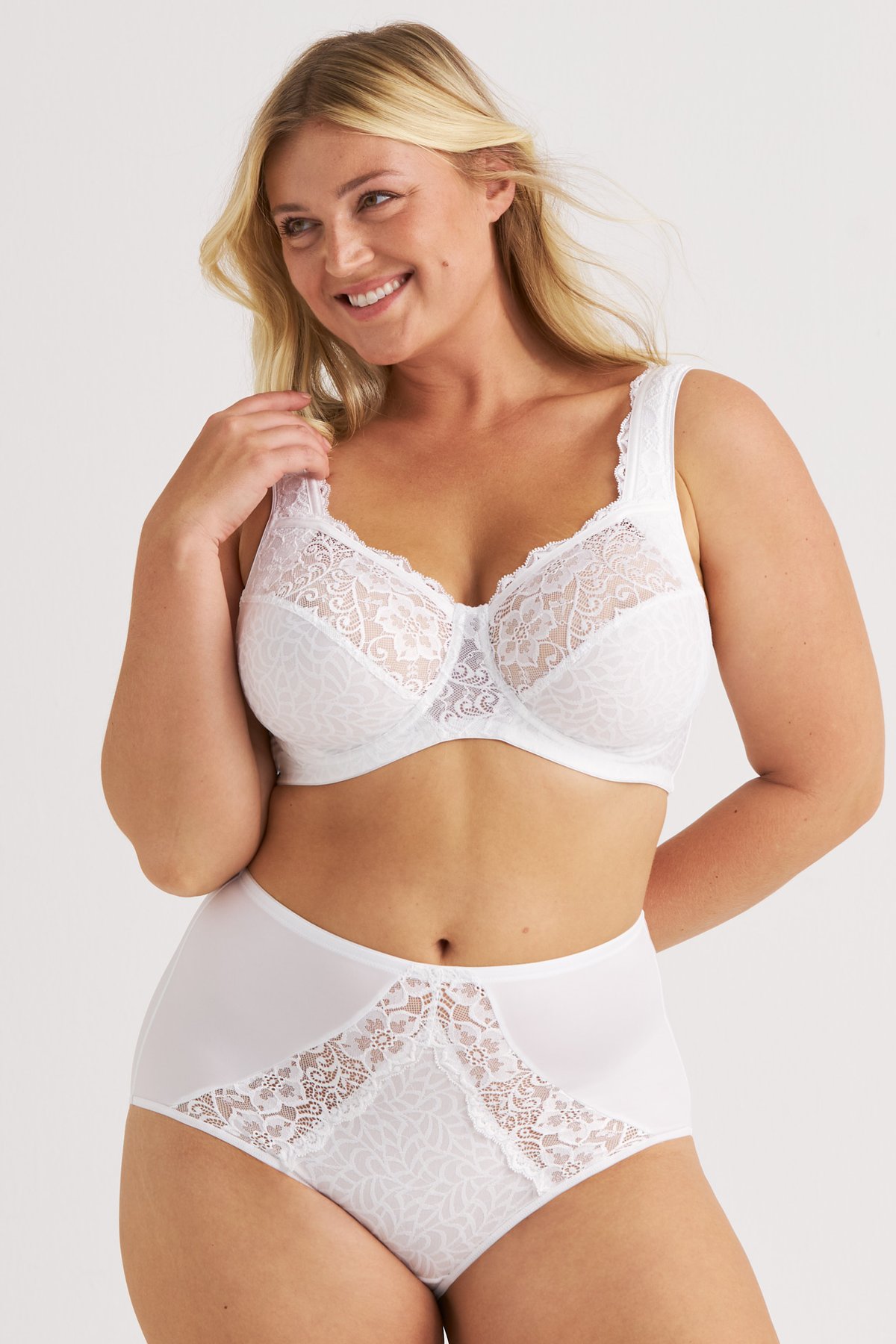 Femme souriante portant le soutien-gorge avec armatures blanc Floral Jacquard et la culotte assortie Miss Mary.