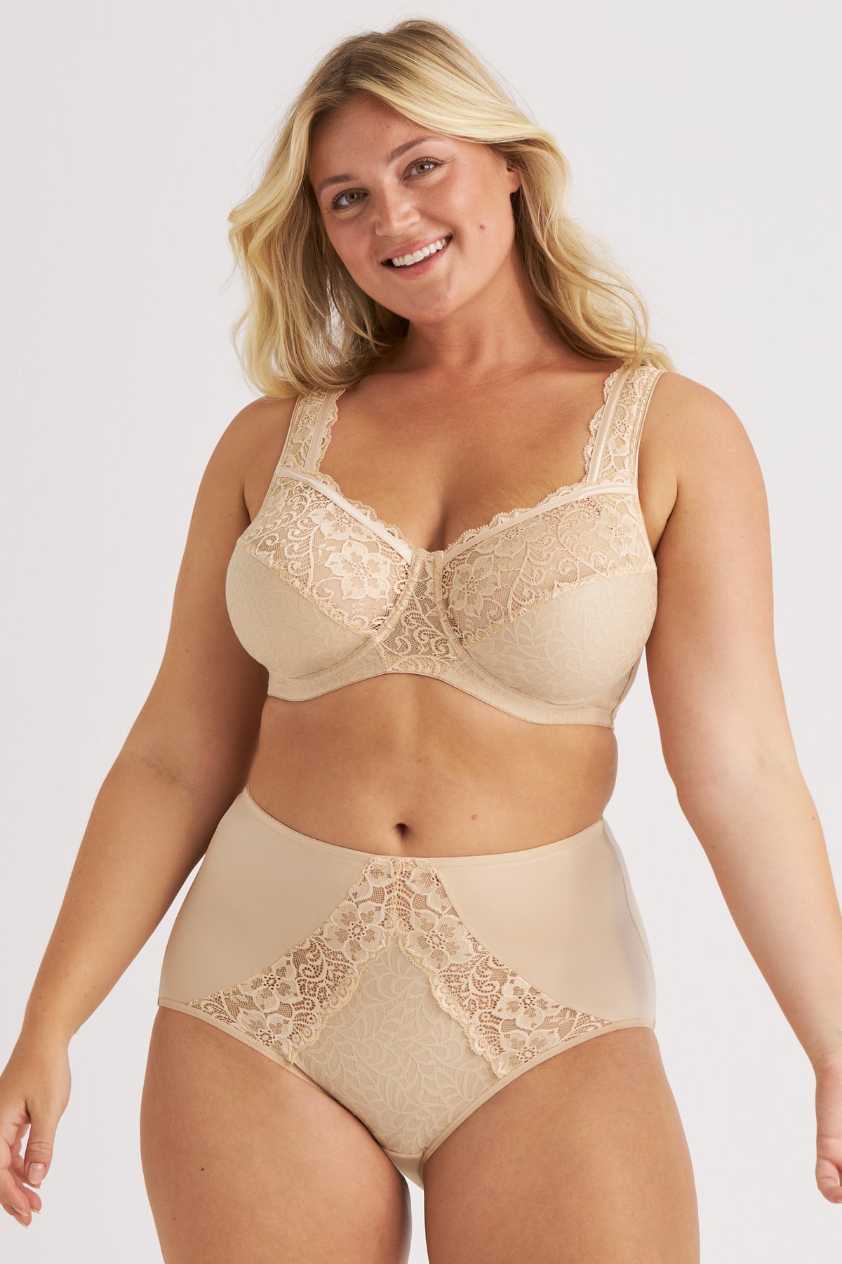 Femme souriante portant le soutien-gorge beige Floral Jacquard et la culotte assortie Miss Mary.