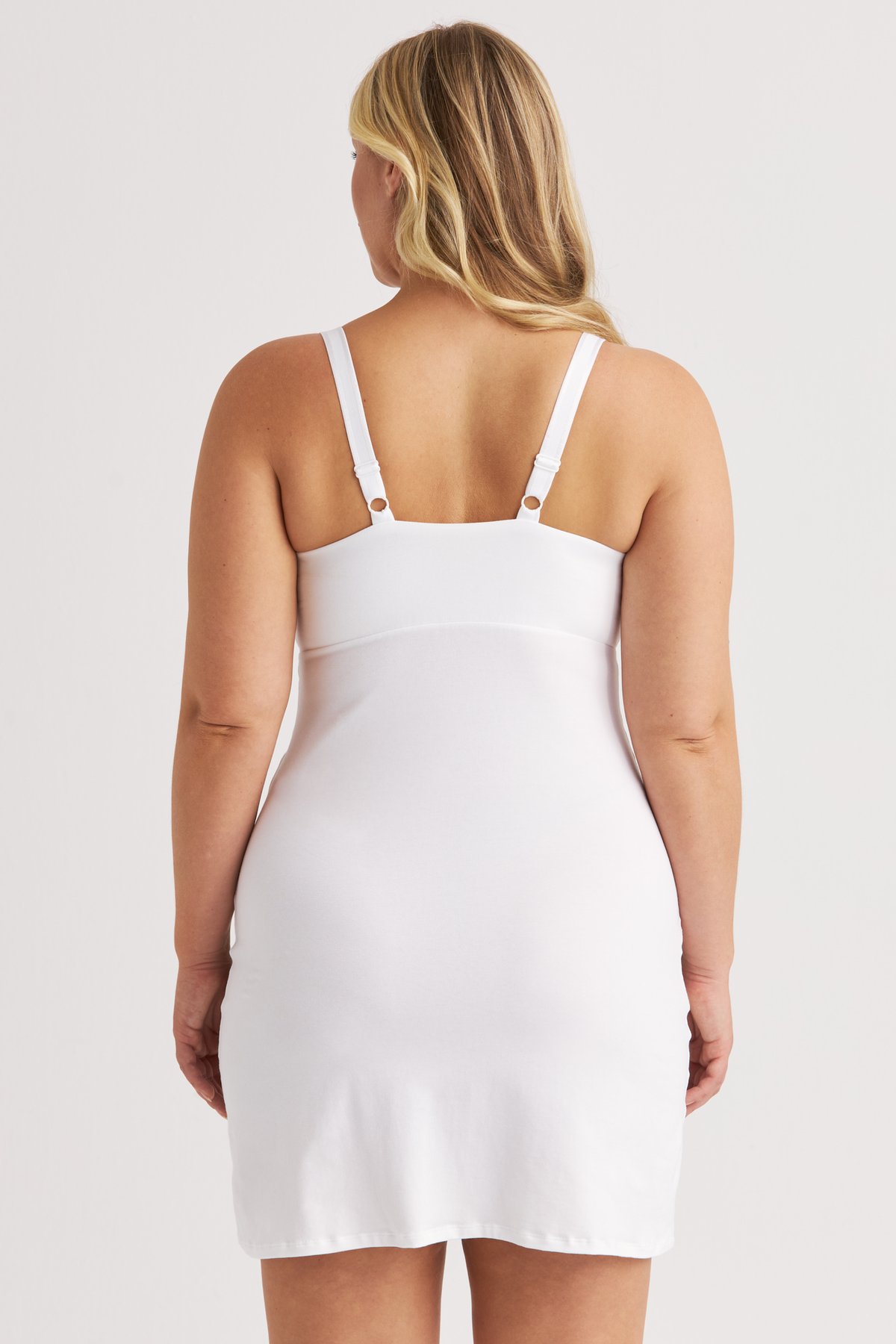 Vue de dos de la chemise de nuit sans armatures blanche Lovely Lace Miss Mary aux bretelles réglables.