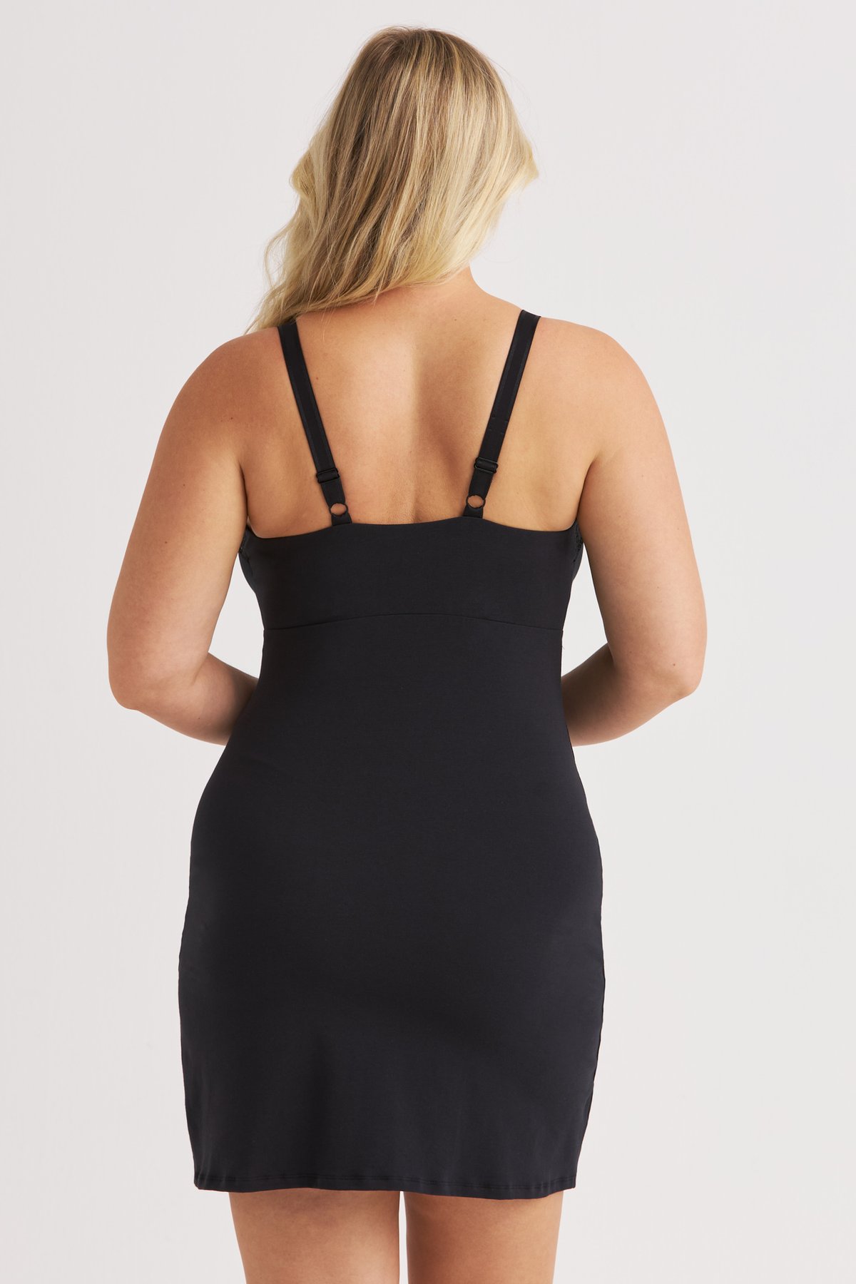 Vue de dos d'une femme portant la Lovely Lace Soft Cup nightdress noire Miss Mary à bretelles réglables.