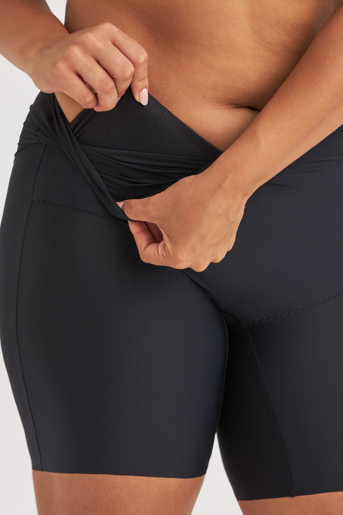 Gros plan sur la poche avant douce de la culotte longue noire Cool Sensation Miss Mary en WinCool.