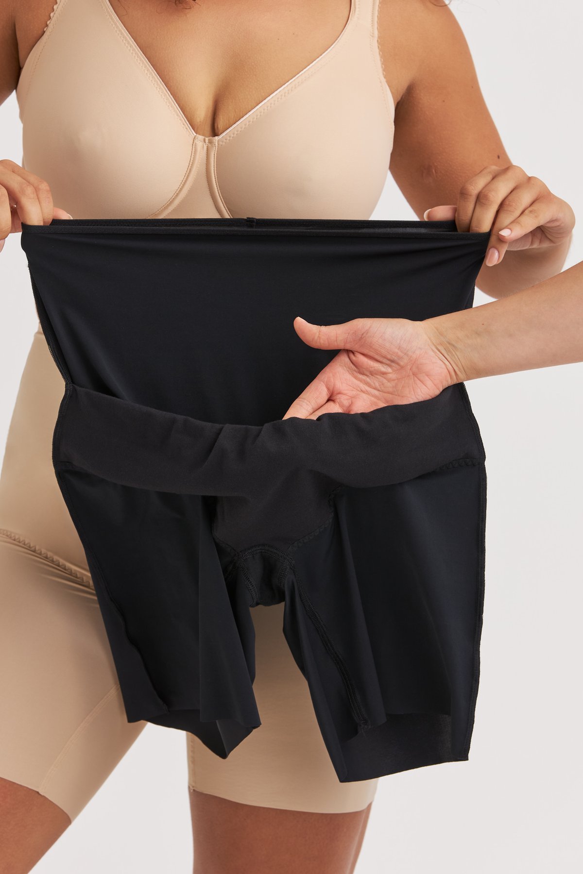Gros plan sur la poche intérieure en coton de la culotte longue noire Cool Sensation Miss Mary.