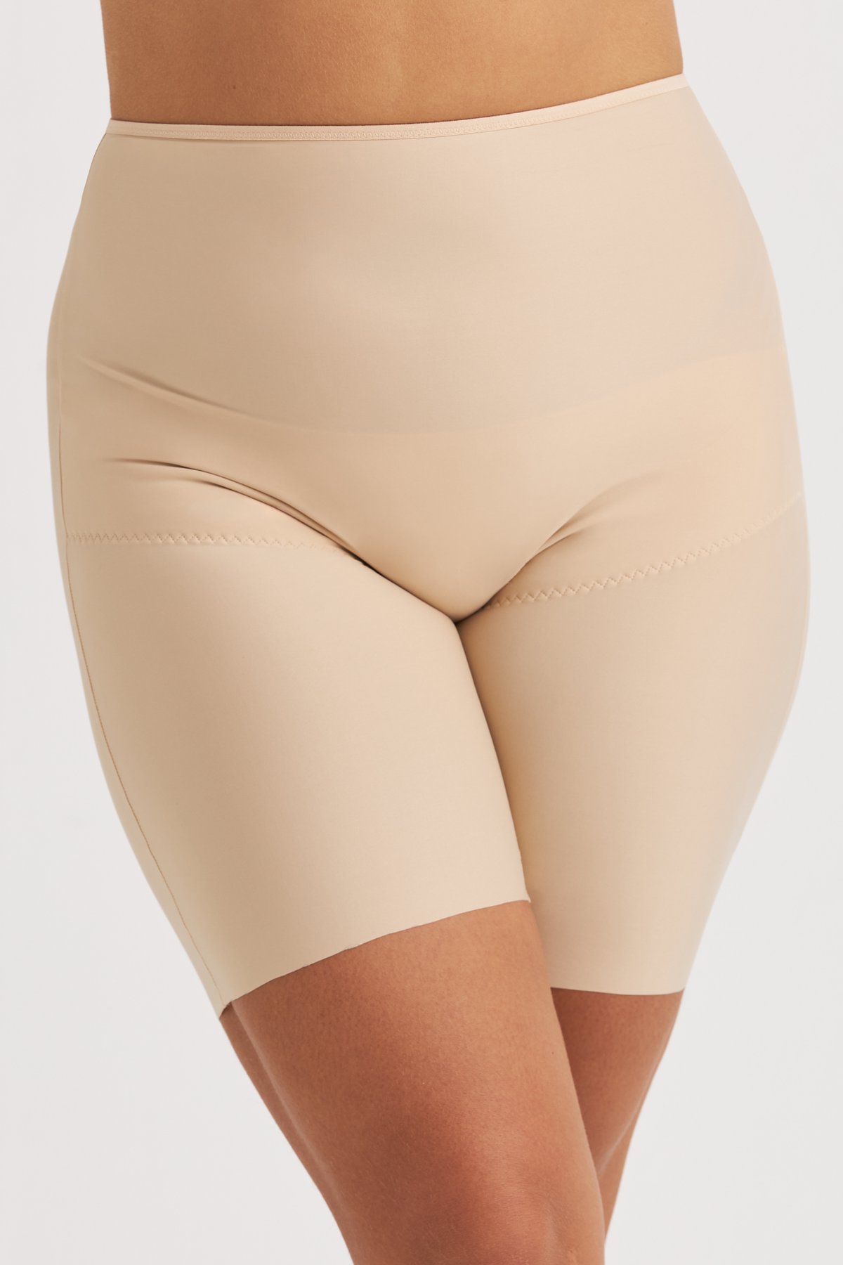 Vue de face d'une femme portant la culotte longue beige Cool Sensation Miss Mary en tissu WinCool.