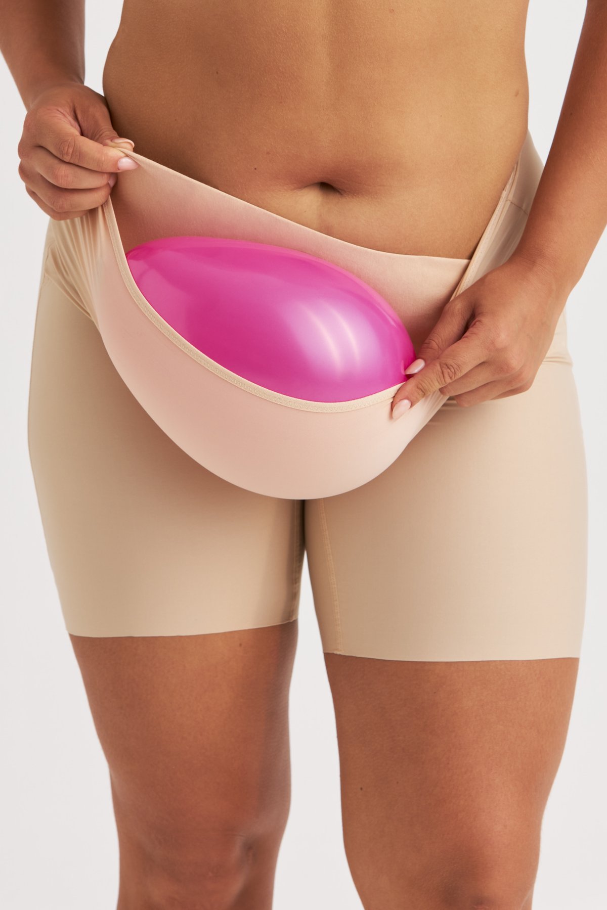 Femme montrant la poche apaisante en coton doux de la culotte beige à jambes longues Miss Mary en tissu WinCool.
