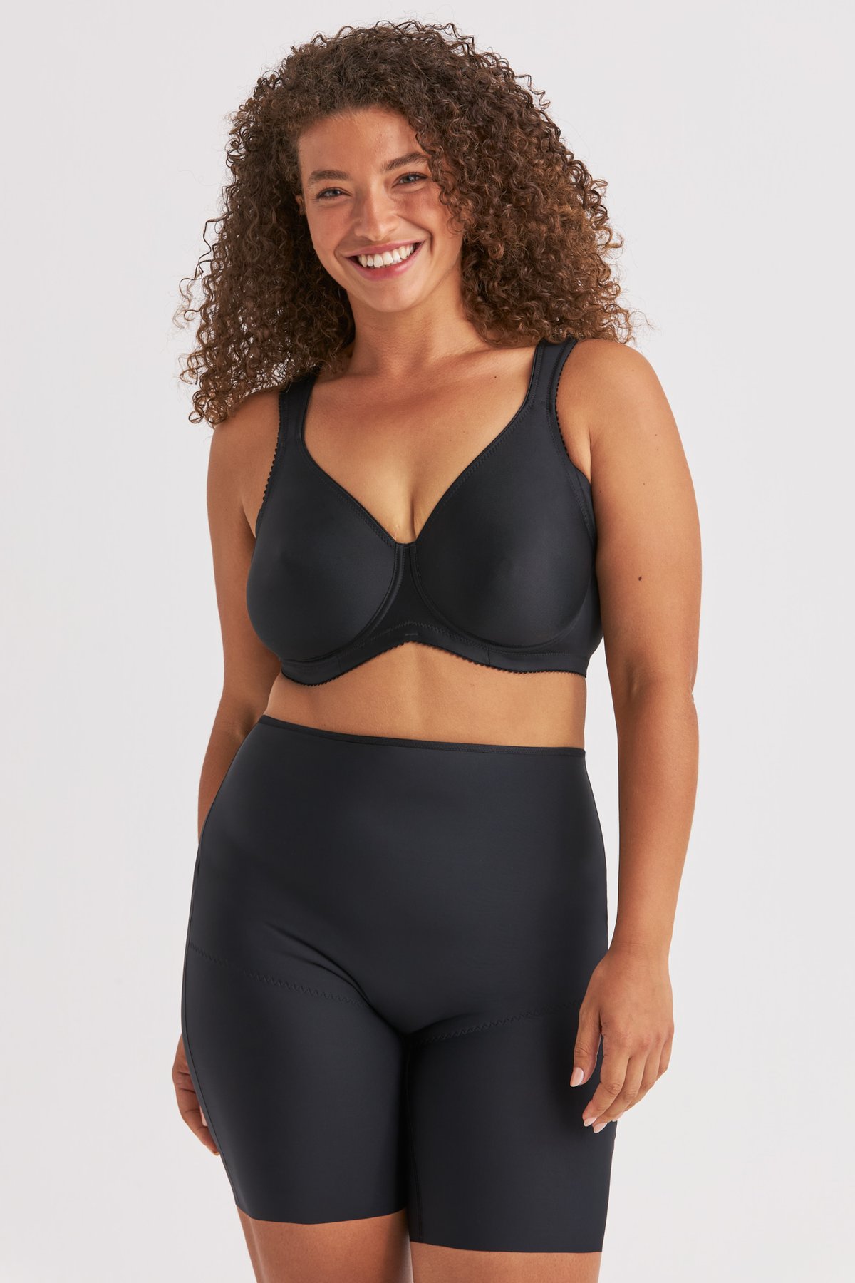 Femme souriante portant la culotte noire à jambes longues Cool Sensation Miss Mary en tissu WinCool.