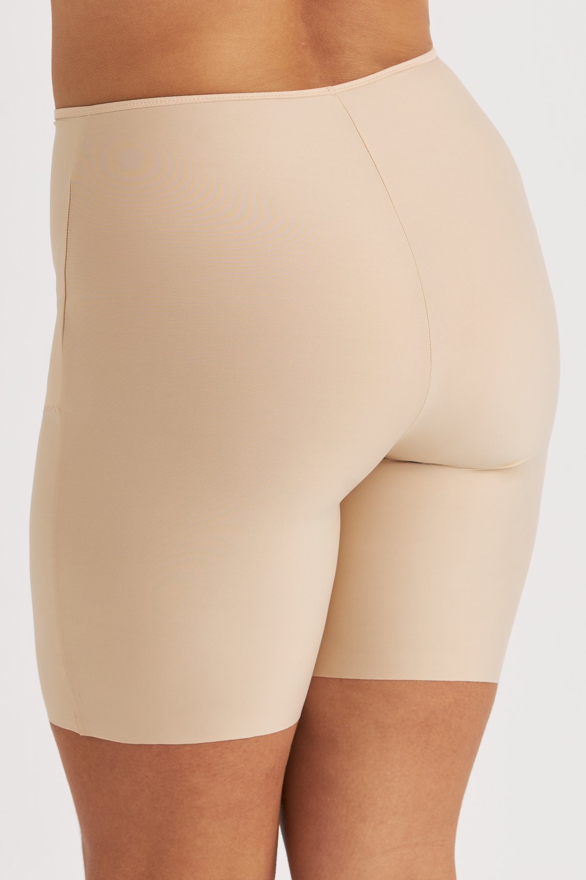 Vue de dos d'une femme portant la culotte longue beige Cool Sensation Miss Mary en tissu lisse WinCool.